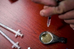 أب يحقن أطفاله بالمخدرات.. ويبرر فعلته بسبب غريب!