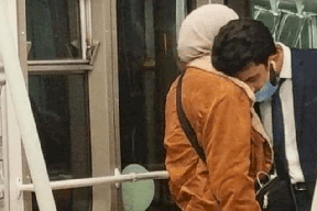 صورة خطيبين مصريين التقطت بالسر من داخل قطار تثير ضجة.. ما قصتها؟ 