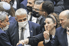 بعد إقرار الميزانية.. ما الذي يُهدد استقرار حكومة بينيت؟