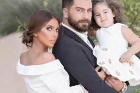 زوجة فنان شهير تحذف صوره.. هل وقع الطلاق؟