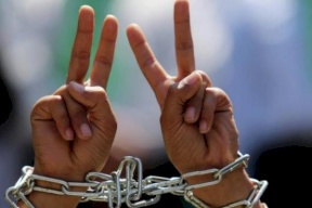 6 أسرى يواصلون الإضراب بأوضاع خطيرة 