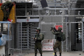 صحيفة: إسرائيل تستخدم "الذئب الأزرق" لمراقبة أهالي الخليل!