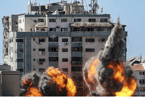 "هآرتس": جيش الإحتلال اكتشف وجود وسائل إعلام أجنبية في برج الجلاء بعد قصفه بصواريخ تحذيرية