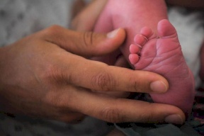 خطأ فادح يقلب حياة أبوين رأسا على عقب.. المولود غريب