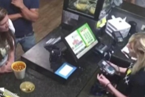 فيديو صادم و"مهين".. هكذا تصرفت زبونة غاضبة مع موظفة المطعم