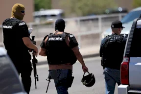 مراهقة تستخدم إشارات اليد المتداولة على "تيك توك" للتنبيه أنها في خطر