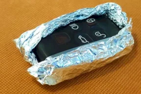 لماذا من المهم تغليف مفاتيح سيارتك بورق الألمنيوم؟