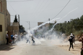 الاحتلال يقمع مسيرات "ذكرى أبو عمار" بقنابل الغاز والرصاص