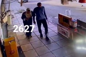 شاهد والدة قاتل تحاول تهريبه.. بعد قتل شقيقين طعناً وجرح والدهما