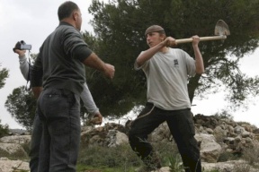 تقرير : اعتداءات المستوطنين جزء من استراتيجية إسرائيلية رسمية للسيطرة على الضفة