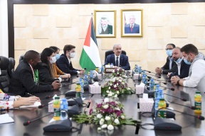 اشتية يدعو الاتحاد العالمي للشباب الاشتراكي للمساهمة في وقف الدعم المالي للمستوطنات