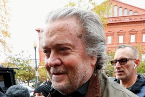 مستشار ترامب السابق يسلم نفسه إلى مكتب التحقيق الفدرالي