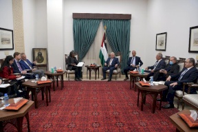 الرئيس عباس للسفيرة الأمريكية: نريد تطبيق مواقف إدارة بايدن 
