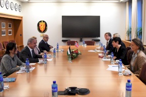 اشتية: من لا يستطيع معاقبة اسرائيل يستطيع بالحد الأدنى مساعدة فلسطين