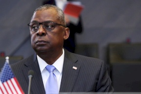 ضمن جولة شرق أوسطية.. وزير الدفاع الأمريكي يصل البحرين 