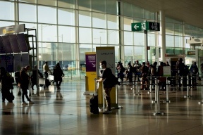 إسبانيا تسمح لفلسطينيين طلبوا اللجوء بالخروج من مطار برشلونة