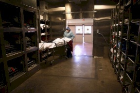 "عائد من الموت".. رجل هندي يمضي ليلة في المشرحة وهو على قيد الحياة