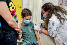 إسرائيل تبدأ تطعيم الأطفال فوق  5 سنوات