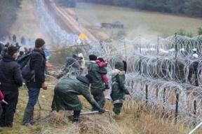 "الخارجية": سفارتنا لدى بولندا تعود مواطنين كانا عالقين بين الحدود البيلاروسية البولندية