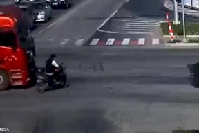 بالفيديو: نجاة سائق دراجة من حادث رهيب بأعجوبة