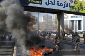 عودة الاحتجاجات.. لبنان يستفيق على "قطع للطرقات"