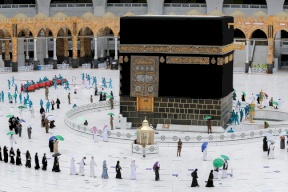 السعودية تعلن شروط إصدار تأشيرات العمرة للقادمين من خارج المملكة