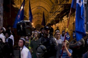 القدس: مستوطنون يحاولون وضع شمعدان على منزل عائلة الكرد