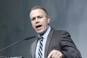 مندوب إسرائيل بالأمم المتحدة يتظاهر ضد تضامنها مع الفلسطينيين