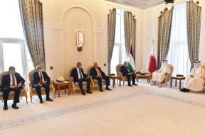 الرئيس عباس يجتمع مع أمير قطر