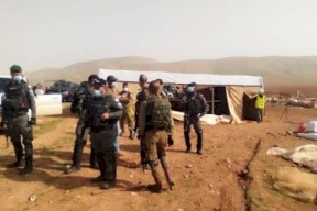 الاحتلال يُحاصر 35 عائلة في الرأس الأحمر ويسرق معدات تمهيداً لتهجيرهم (صور)