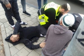 مستوطن يدهس شابين مقدسيين في البلدة القديمة ويلوذ بالفرار