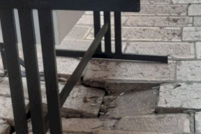 انهيار جزئي في أرضية منطقة باب الحديد بالقدس بسبب حفريات الاحتلال