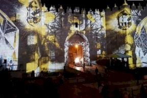 بلدية الاحتلال تضيء سور القدس برسومات تلمودية