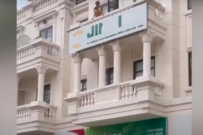 انظر إلى هذه الفتاة كيف تم إنقاذها من الانتحار بقفزة لا تصدق