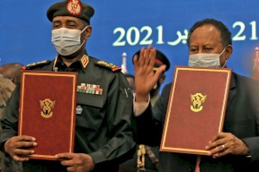 البرهان: نقول لحمدوك امض ونحن من خلفك!