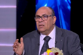 مبروك عطية يسخر من متابع سأله: خطبت فتاة وتعلقت بأختها فماذا أفعل؟.. فيديو