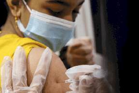 منظمة الصحة العالمية تدعو إلى التعجيل في التطعيم ضد كورونا