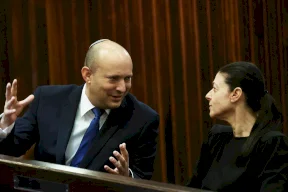 انقسام داخل حكومة الاحتلال حول الموقف الأمريكي من إيران