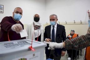 رئيس الوزراء يتفقد مراكز الاقتراع في عدد من قرى شرق رام الله