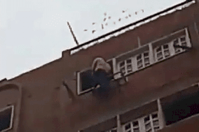 ثوان مُرعبة.. الشرطة تنشر فيديو لحظة إنقاذ شاب حاول الانتحار في الجيزة (فيديو)
