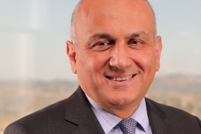 عمار العكر يكشف عن توليه منصباً جديداً في مجموعة الاتصالات الفلسطينية