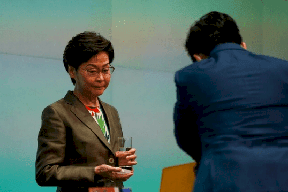 رسالة تهديد مع شفرة حادة موجهة لرئيسة هونغ كونغ