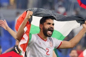 لاعبو منتخب تونس يرفعون علم فلسطين 