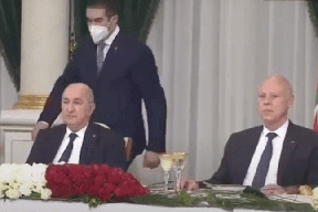 فيديو- العدسات ترصد تلقي الرئيس الجزائري خبراً مفرحاً.. فماذا كان؟