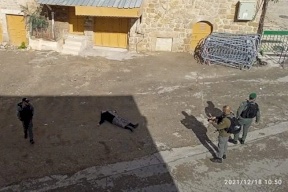 اعتقال سيدة بعد الاعتداء عليها بالضرب قرب المسجد الابراهيمي