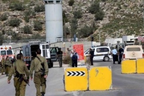 الاحتلال يغلق شارع جنين- نابلس بالمكعبات الإسمنتية