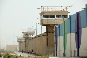 طعن أحد ضباط إدارة سجون الاحتلال في سجن نفحة