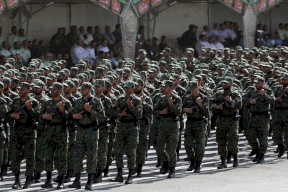 إيران تتوعد إسرائيل وتجري مناورات قرب مفاعل بوشهر