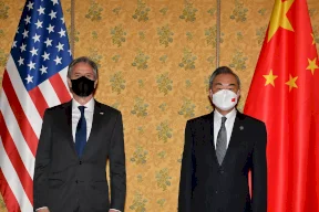 وزير الخارجية الصيني يقول إن بكين لن تخشى مواجهة مع أمريكا