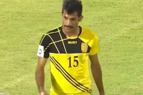 في مشهد مأساوي.. وفاة لاعب كرة قدم عربي أثناء الإحماء